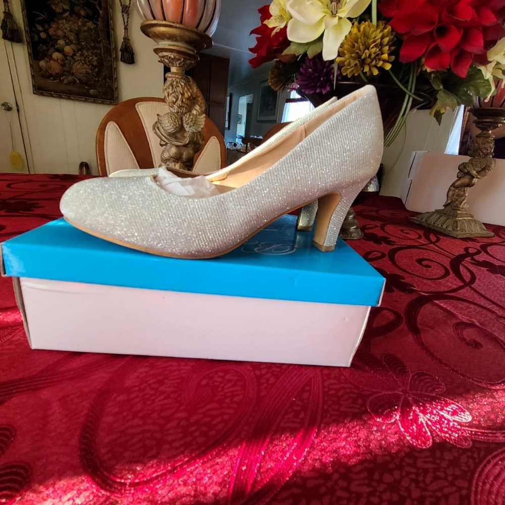 Shoes - Picture 5 of 6